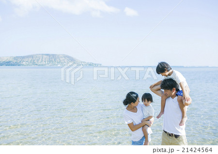 海沿いを歩く親子 21424564