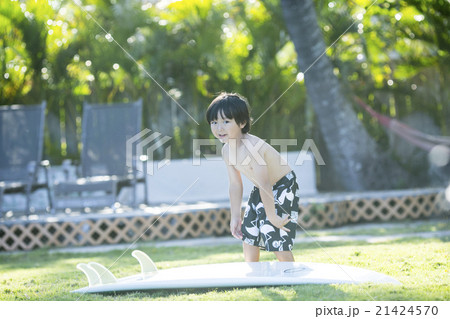 サーフボードを持つ男の子 21424570