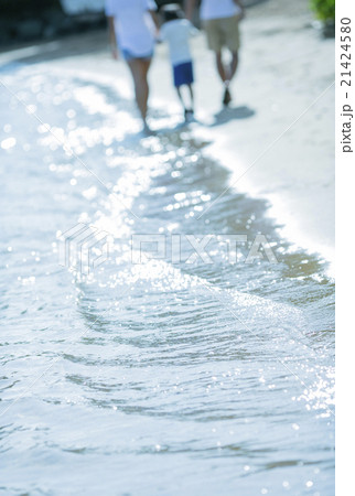 海沿いを歩く親子 海沿いを歩く親子 21424580