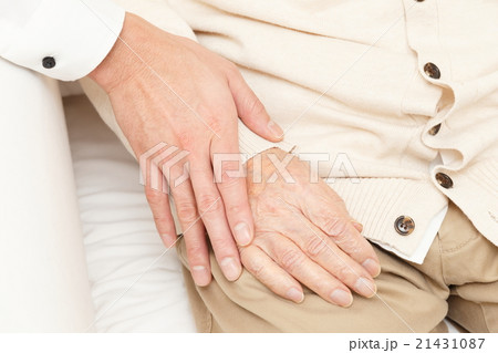 シニアとミドルの男性の手 21431087