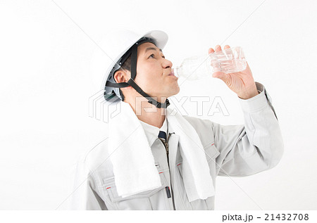 ペットボトルの水を飲む男性の写真素材