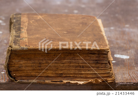 Old book on a wooden table 21433446