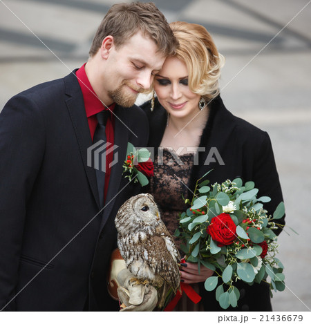 Bridal couple with owl 21436679