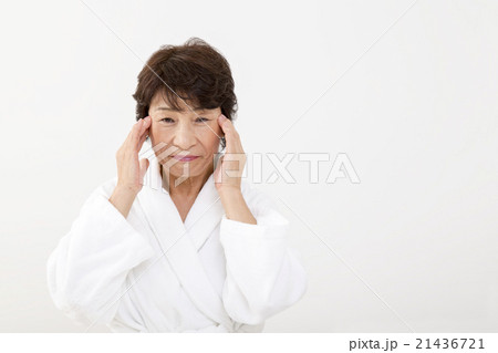 バスロープでお肌の手入れをするシニア女性 21436721