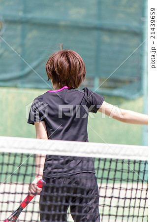 テニスをする女性 21439659