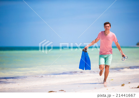 Young man with mask and fins. Holiday vacation on Young man with mask and fins. Holiday vacation on 21441667