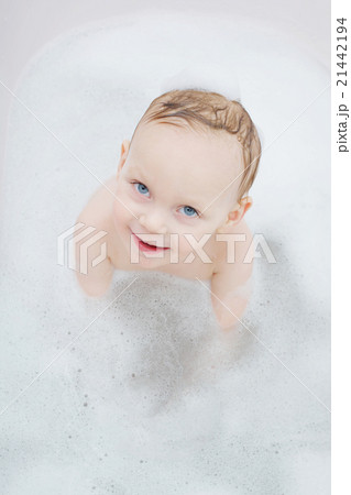 little boy washing in bath 21442194