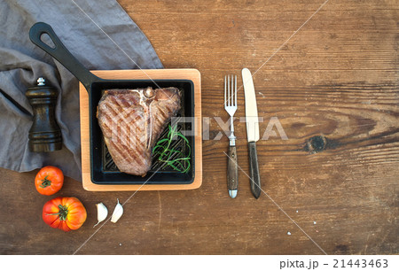Cooked meat t-bone steak with garlic cloves Cooked meat t-bone steak with garlic cloves 21443463