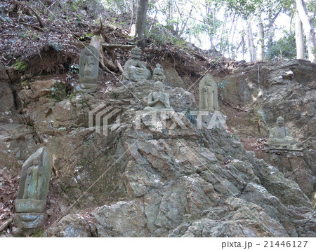 天覧山の岩場にある十六羅漢像 天覧山の岩場にある十六羅漢像 21446127