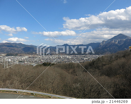 秩父ミューズパークの旅立ちの丘からの眺め（武甲山・秩父市街） 21446269