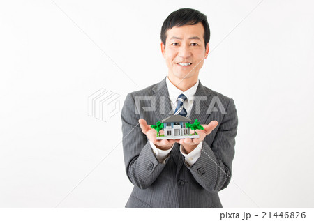 住宅模型を手に乗せるビジネスマン 21446826