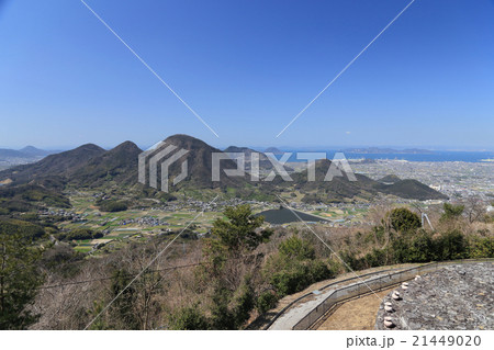 大麻山の野田院古墳から見た善通寺五岳と瀬戸内海 大麻山の野田院古墳から見た善通寺五岳と瀬戸内海 21449020