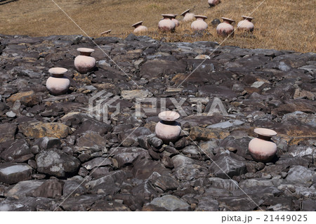 香川県善通寺市有岡古墳群「野田院古墳」(前方後円墳・積石塚古墳)上の土器 香川県善通寺市有岡古墳群「野田院古墳」(前方後円墳・積石塚古墳)上の土器 21449025