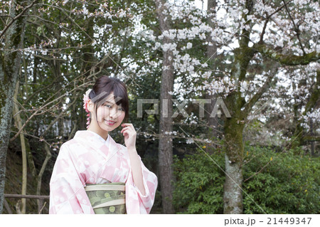 京都市東山区円山公園を散策する着物姿の笑顔の若い女性 京都市東山区円山公園を散策する着物姿の笑顔の若い女性 21449347