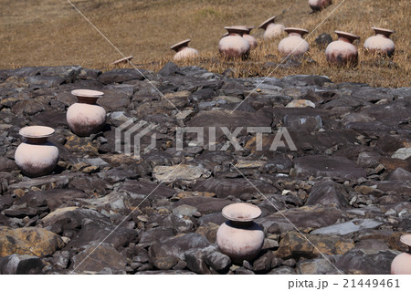 香川県善通寺市有岡古墳群「野田院古墳」（前方後円墳・積石塚古墳）上の土器 21449461