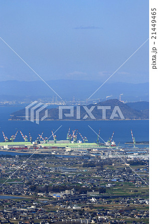 大麻山から北方を見る。手前から西野金陵多度津工場、今治造船丸亀工場、塩飽本島、水島コンビナート 21449465