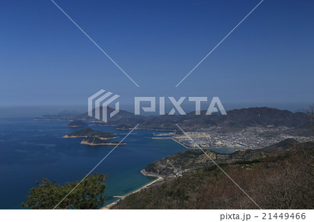 香川県三豊市、稲積山から見た荘内半島、蔦島、仁尾の街並 21449466