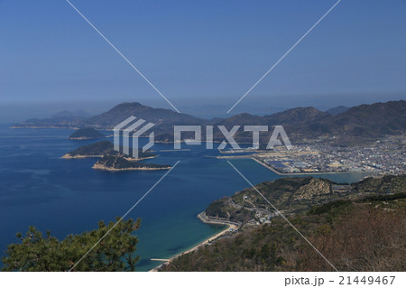 香川県三豊市、稲積山から見た荘内半島、蔦島、仁尾の街並 21449467
