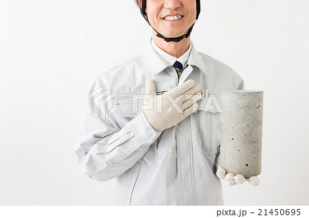 コンクリートを持って胸に手をあてる男性 21450695
