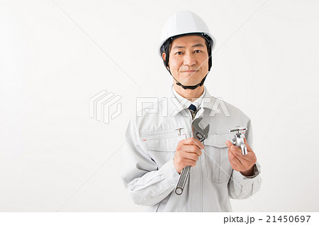 蛇口とスパナを持つ男性 21450697