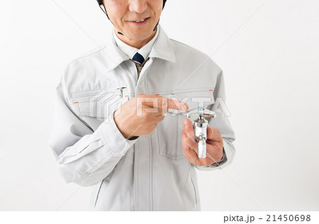 蛇口を指さす男性 蛇口を指さす男性 21450698