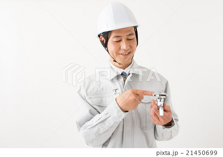 蛇口を持って指さす男性 21450699