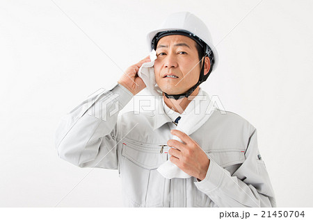 タオルで汗を拭く男性 タオルで汗を拭く男性 21450704