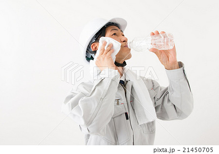 ペットボトルの水を飲む男性 21450705