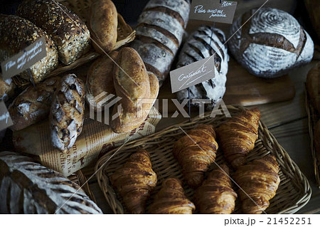 ベーカリーに並ぶパン 21452251