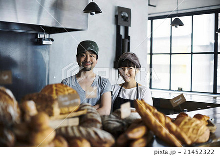 取材を受けるオーナー夫婦 21452322