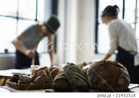 パンを作る夫婦 21452518