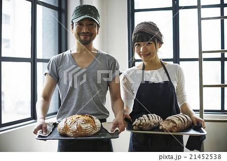 取材を受けるオーナー夫婦 21452538