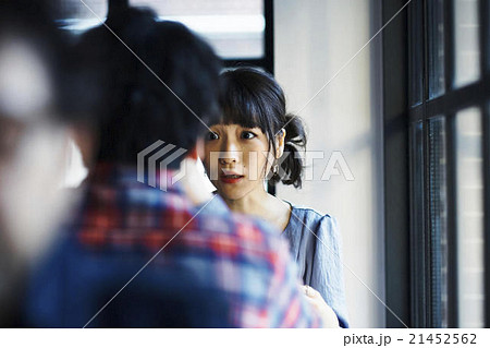 カフェでデートする男女 21452562