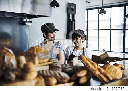 取材を受けるオーナー夫婦 21452725