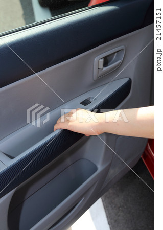 車のドアを閉める女性の写真素材