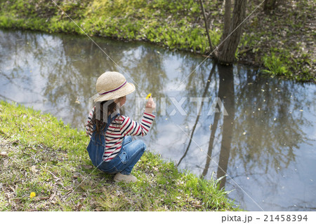 小川で遊ぶ女の子 21458394