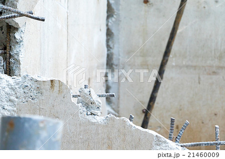 家の基礎 コンクリート 住宅解体業者 家を壊す 半壊 建築物解体作業 廃材 ぶっ壊す 日本建築 の写真素材