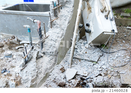 家の基礎　コンクリート　住宅解体業者　家を壊す　半壊　建築物解体作業　廃材　ぶっ壊す　日本建築　 21460028