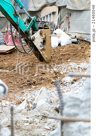 家の基礎 コンクリート 住宅解体業者 家を壊す 半壊 建築物解体作業 廃材 ぶっ壊す 日本建築 の写真素材 21460046 Pixta