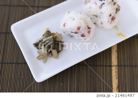 梅おにぎりと漬物の和食 梅おにぎりと漬物の和食 21461497