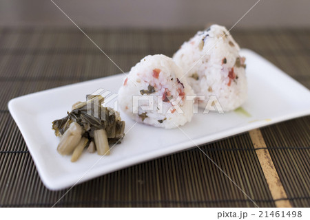 梅おにぎりと漬物の和食 21461498