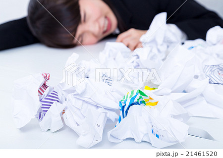 女性　女の子　女性社員　徹夜　睡眠不足　悩み　問題　ブラック企業　ビジネスイメージ　オフィスイメージ 21461520