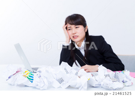 女性　女の子　女性社員　徹夜　睡眠不足　悩み　問題　ブラック企業　ビジネスイメージ　オフィスイメージ 21461525