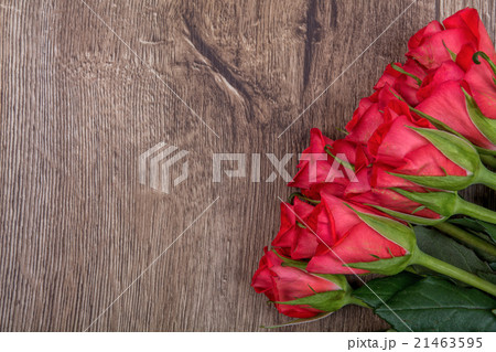 Red roses on a wooden backgroundの写真素材 [21463595] - PIXTA