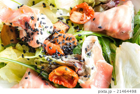 Delicious salad with cherry tomatoes, rucola 21464498