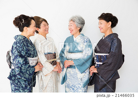着物姿のミドル女性たち　　　　 21466035