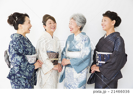 着物姿のミドル女性たち　　　　 21466036