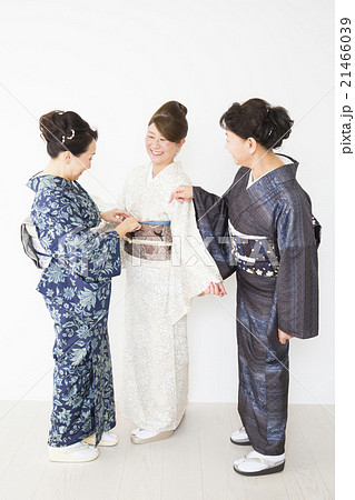 着物姿のミドル女性たち　　　　 21466039