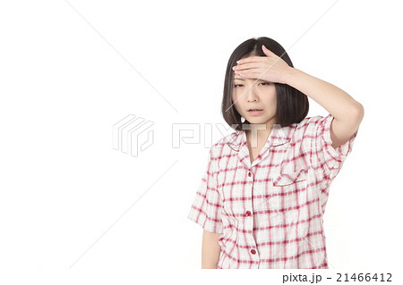 風邪気味の若い女性 風邪気味の若い女性 21466412