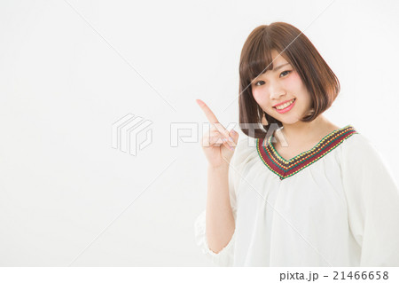 指差しの女性 21466658